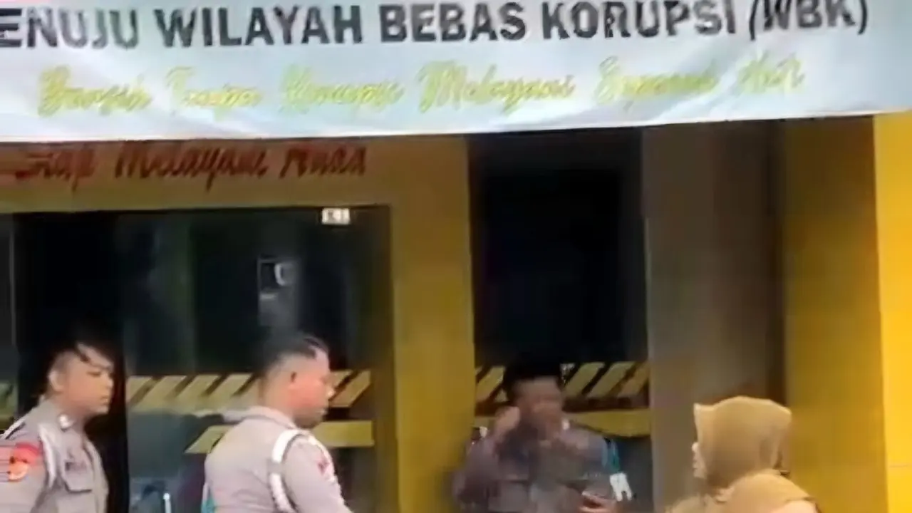 Viral Emak-Emak Nekat Siram Polisi Pakai Pertalite di Mapolres Sragen