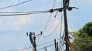 Petugas melakukan perawatan kabel listrik di kawasan Kosambi, Tangerang, Senin (9/1/2023). Pelaksana Tugas Direktur Jenderal Ketenagalistrikan Kementerian ESDM Dadan Kusdiana mengatakan alasan pemerintah tidak menaikkan tarif listrik non subsidi adalah demi mempertahankan daya beli masyarakat dan kondisi ekonomi yang belum stabil. (Liputan6.com/Angga Yuniar)