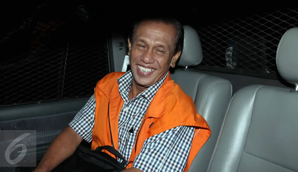 Anggota Komisi IV DPR F-PDIP Adriansyah di dalam mobil tahanan usai diperiksa KPK, Jakarta, Selasa (30/6). Adriansyah diperiksa sebagai tersangka dugaan suap izin usaha batubara PT Mitra Maju Sukses di Kabupaten Tanah Laut. (Liputan6.com/Helmi Afandi)