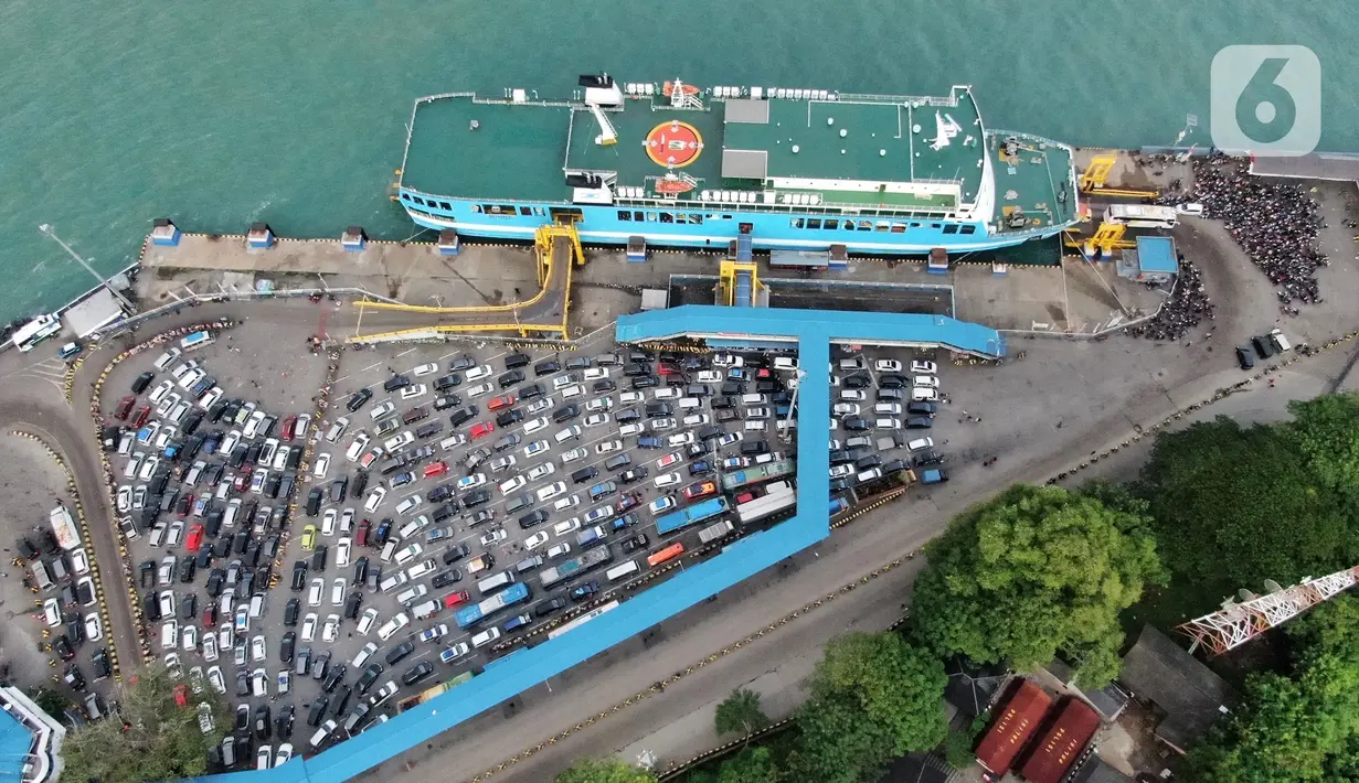 <p>Pantauan udara kendaraan pemudik memadati Pelabuhan Merak, Banten, Jumat (29/4/2022). Pemudik yang mulai melakukan antre kendaraan di Pelabuhan Merak mulai terlihat padat jelang arus mudik Lebaran 2022. Tak tanggung-tanggung, antrean berlangsung hingga berjam-jam. (Liputan6.com/Angga Yuniar)</p>