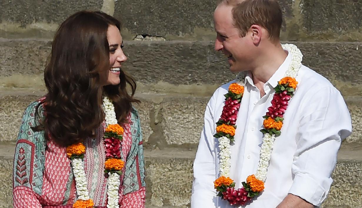Usai menikah, Kate kerap menemani Pangeran William dalam berbagai urusan kerajaan. Kate dengan amat setia mendampinggi Pangeran William dimanapun. (Kapanlagi/AFP)