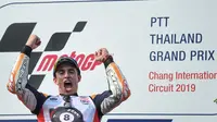 Pembalap Repsol Honda, Marc Marquez menilai gelar ini lebih bermakna karena dirinya mampu tampil konsisten sepanjang musim dan bekerja sebagai sebuah tim. (AFP/Lillian SUWANRUMPHA)