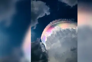 Warga dikejutkan dengan munculnya fenomena awan warna warni seperti pelangi yang muncul di langit Jonggol, Bogor. (Foto: Istimewa)