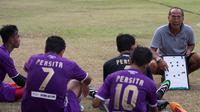 Pelatih Persita Tangerang, Bambang Nurdiansyah memberikan pengarahan kepada anak asuhnya saat ujicoba melawan PSAU di Lapangan Sutasoma, Jakarta, Jumat (21/8/2015). Persita mengalahkan PSAU dengan skor 1-0. (Bola.com/Vitalis Yogi Trisna)