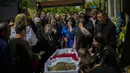 <p>Para pelayat memberikan penghormatan kepada Volodymyr Losev, 38, saat pemakamannya di Zorya Truda, wilayah Odesa, Ukraina, Senin, 16 Mei 2022. Volodymyr Losev, seorang tentara relawan Ukraina, tewas pada 7 Mei lalu ketika kendaraan militer yang dikendarainya menabrak sebuah ranjau di Ukraina timur. (AP Photo/Francisco Seco)</p>