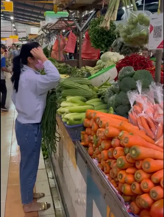 "Terus tadi aku ngecek-ngecek semua harga sih semuanya masih normal bun kecuali si cabe-cabean ini, Oh My God kantongku boncos," sambung Bunga Zainal. [Instagram/bungazainal05]