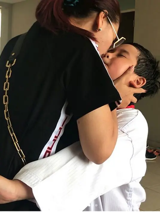 "Nungguin anak ujian kenaikan tingkat taekwondo,mojok duaan mlipir pacaran sambil indehooi," tulis Inul yang mengaku foto tersebut diambil suster anaknya. (Instagram/inul.d)