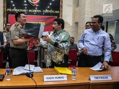 Kadiv Humas Mabes Polri Irjen M Iqbal (tengah) bersama tim pakar kasus Novel Baswedan saat konferensi pers di Mabes Polri, Jakarta, Rabu (17/7/2019). TGPF menduga kuat teror air keras kepada penyidik senior KPK tersebut dipicu oleh kasus-kasus yang sebelumnya ditangani. (Liputan6.com/Faizal Fanani)