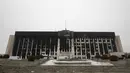 Pemandangan gedung balai kota setelah bentrokan di alun-alun yang diblokir oleh pasukan dan polisi Kazakhstan di Almaty, Kazakhstan (10/1/2022). Komite Keamanan Nasional, badan kontra intelijen dan anti-teror Kazakhstan, mengatakan situasi di negara telah "stabil dan terkendali." (AP Photo/Vasily Kr