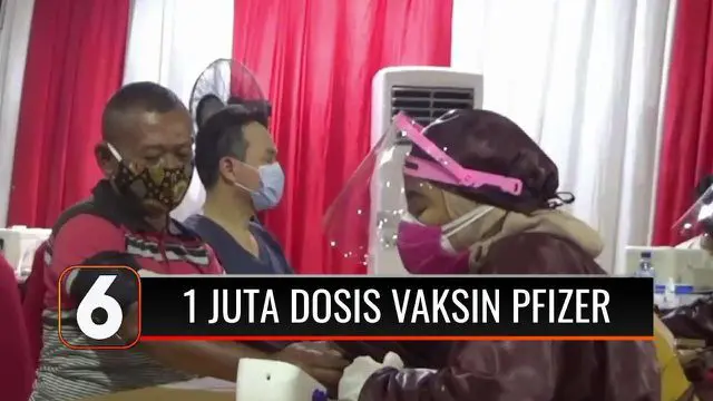 Tiba di Jakarta, Kemenkes distribusikan 1 juta dosis Vaksin Pfizer ke masyarakat. Ratusan warga antusias menerima penyuntikan vaksin asal Amerika Serikat ini.