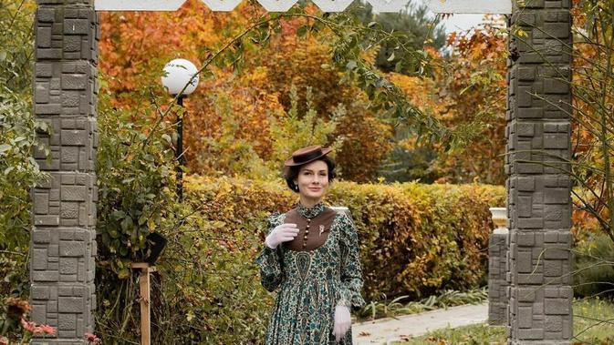 Mila, wanita Ukraina yang berpakaian ala abad ke-19 setiap hari. Sumber: Instagram/your_sunny_flowers