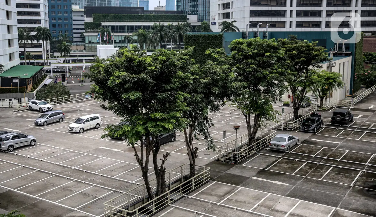 Suasana lahan parkir yang sepi di sebuah gedung, Jakarta, Kamis (1/5/2020). Indonesia Parking Association (IPA) menyatakan terjadi penurunan bisnis parkir sebesar 75-90 persen seiring penerapan PSBB untuk mencegah penyebaran COVID-19 di Jabodetabek. (Liputan6.com/Faizal Fanani)