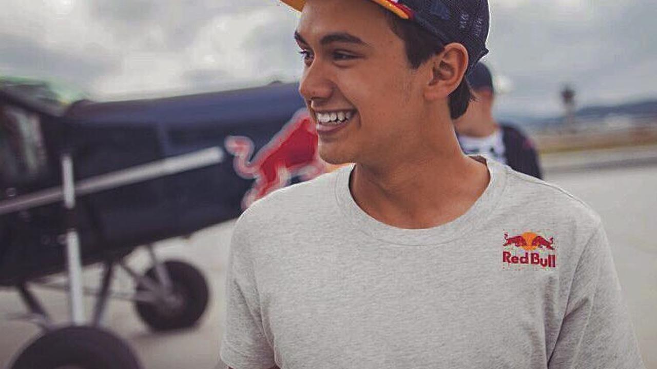 Pemuda 23 tahun berhasil bikin pangling para tetangganya di Ngawi. Bagaimana tidak, mereka terakhir kali bertemu Luis 16 tahun lalu saat masih kanak-kanak. Kini, sosoknya telah tumbuh jangkung dengan paras tampan.