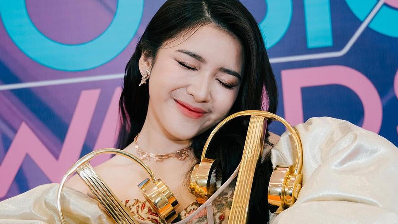 Asik Ngobrol sama Fans, Tiara Andiri Tak Sadar Namanya Dipanggil Sebagai Pemenang IMA 2024: Ekspresinya Kocak dan Bikin Gemas