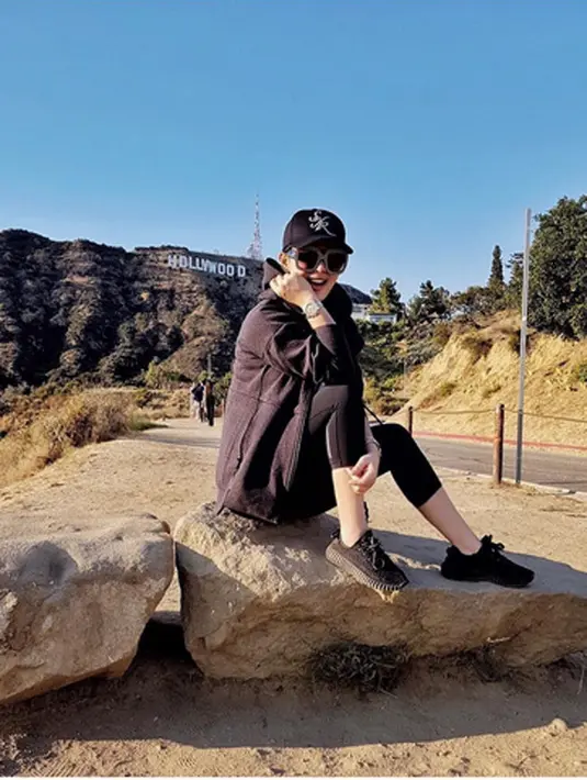 Manajemen Syahrini, sedikit mengkoreksi sang kakak. "Kalau posting profesional, Rp 100 juta per posting, dikalikan 12 hari. 12 hari kali 2 jadi 2,4 belum sama honor ikon 1 Miliar. Kalau mau profesional harus bayar 3,4 Miliar," sambung Aisyahrani.