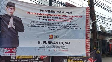 Spanduk permintaan warga agar mencari jalan alternatif karena ada pesta pernikahan anak Anggota DPRD DKI jakarta Purwanto. (Istimewa)