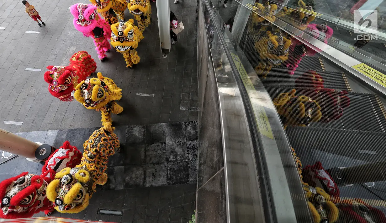 Barongsai berjalan mengelilingi pusat perbelanjaan pada perayaan Cap Go Meh di Pluit Village, Jakarta Utara, Jumat (02/3). Ke 50 barongsai juga dilengkapi dengan 1 liong, penabuh drum, simbal, dan pemain martial art. (Liputan6.com/Fery  Pradolo)