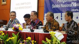 Menristekdikti M Nasir (tengah) memberi paparan pengumuman hasil Seleksi Nasional Masuk Perguruan Tinggi Negeri (SNMPTN) 2019 di Jakarta, Jumat (22/3). Sebanyak 92.331 siswa diterima di 85 perguruan tinggi negeri. (Liputan6.com/Herman Zakharia)
