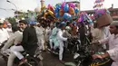 Muslim India membubarkan diri usai melaksanakan salat Idul Fitri di Masjid Jama, Selasa (29/7/14). (REUTERS/Adnan Abidi)