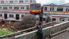 Seorang anak mengabadikan tumpukan Kereta Rel Listrik (KRL) afkir di Depo Depok, Jalan Kampung Rawageni, Cipayung, Kota Depok, Jawa Barat, Selasa (20/01/2026). 242 unit atau gerbong kereta yang sudah tidak terpakai dan ditumpuk di Depo Depok, Jalan Kampung Rawageni, Cipayung, Kota Depok, Jawa Barat. (Merdeka.com/Arie Basuki)