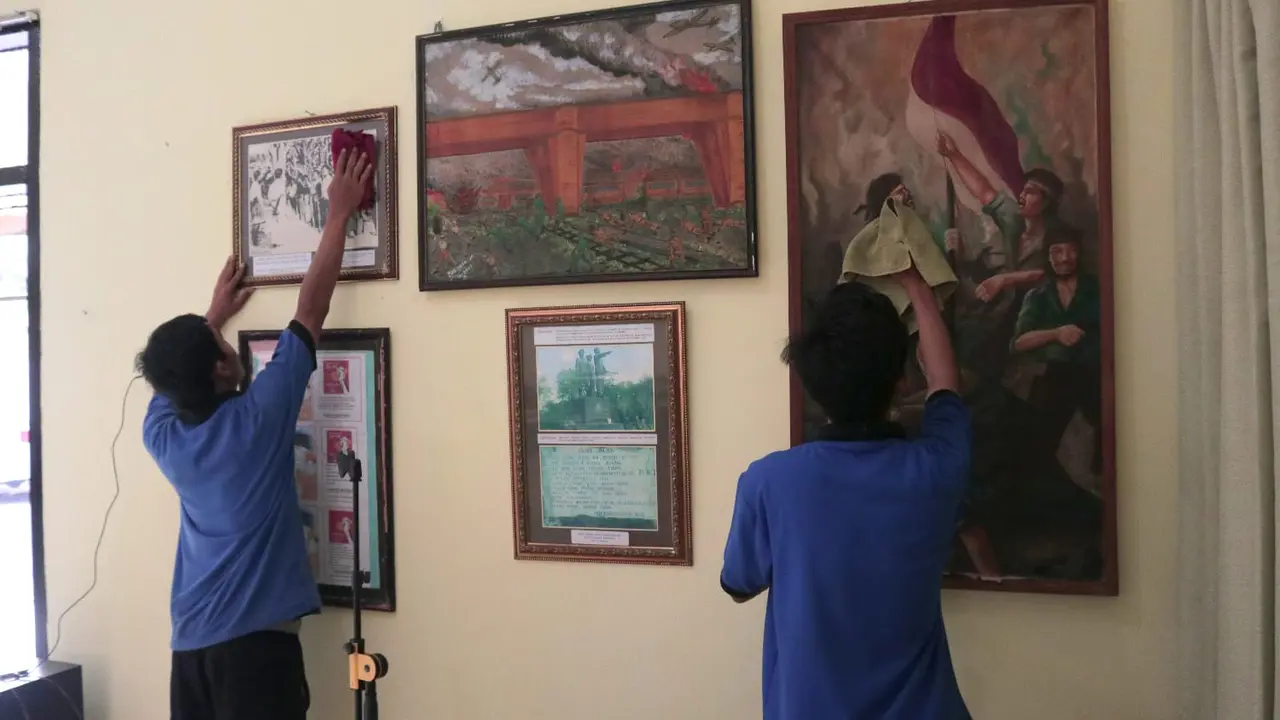 Petugas JDM Cleaning membersihkan perabot di Gedung LVRI Jatim. (Istimewa)