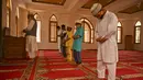 Anak-anak yatim Muslim mengenakan masker melaksanakan salat sambil menjaga jarak sosial di dalam pusat panti asuhan selama bulan suci Ramadan di Srinagar (11/5/2020). (AFP/Tauseff Mustafa)