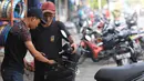 Teknisi melakukan pelayanan servis motor pelanggan di Otista, Jakarta, Minggu (10/6). Calon pemudik motor mulai memenuhi bengkel guna menyervis atau mengganti suku cadang kendaraan sebelum digunakan untuk mudik Lebaran. (Liputan6.com/Angga Yuniar)