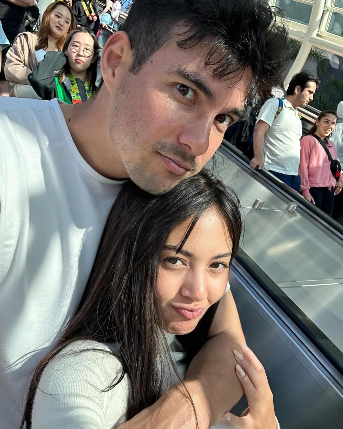 Resmi Menikah, Ini Deretan Foto Mesra Aurelie Moeremans dan Tyler Bigenho yang Doyan Selfie Bareng