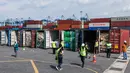 Pejabat dan jurnalis Malaysia memeriksa kontainer berisi limbah plastik sebelum dikirim kembali ke negara asal di Port Klang, sebelah barat Kuala Lumpur, Selasa (28/5/2019). Malaysia mengembalikan limbah plastik yang tidak dapat didaur ulang dari negara-negara maju. (Mohd RASFAN/AFP)