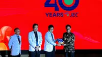 Komisaris Utama PT NSD/JEC Group, Dr Darwan M Purba SpM(K) Menyerahkan Buku 'Bright Eye in the Dark Time' kepada Menteri Kesehatan, Budi Gunadi Sadikin, Saat Peringatan '40 Years of JEC: Let’s Go Extra Miles' di RS Mata JEC @ Kedoya