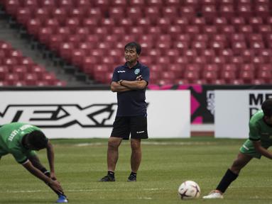Pelatih Timor Leste, Norio Tsukitate, mengamati anak asuhnya saat latihan di SUGBK, Jakarta, Senin (12/11). Latihan ini persiapan jelang laga Piala AFF 2018 melawan Timnas Indonesia. (Bola.com/Vitalis Yogi Trisna)