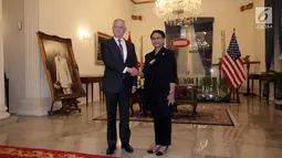 Menlu RI Retno Marsudi berjabat tangan dengan Menhan AS, Jim Mattis saat melakukan pertemuan, Jakarta, Senin (22/1). Menlu mengatakan, salah satu isu yang dibicarakan dalam pertemuan yaitu pengembangan regional Indo-Pasifik. (Liputan6.com/Arya Manggala)