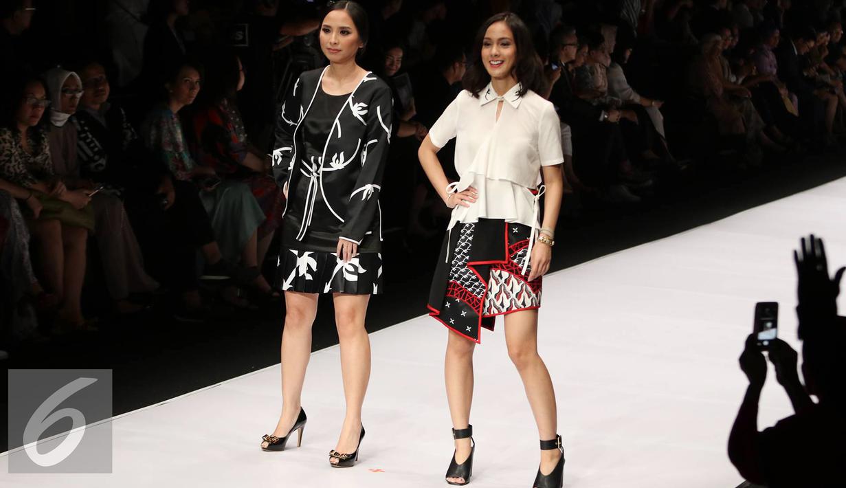 Pemain sinetron, Nasya Marcella berpose di catwalk dalam acara pembukaan Jakarta Fashion Week 2017 di Senayan City, Jakarta, Sabtu (22/10). Ajang peragaan fashion ini banyak dihadiri aktris dan pelaku fashion. (Liputan6.com/Immanuel Antonius)