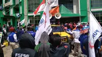 Ratusan buruh yang tergabung dalam Federasi Serikat Pekerja Metal Indonesia (FSPMI) menggelar aksi unjuk rasa di Kantor BPJS Ketenagakerjaan Nagoya Batam, Jumat (18/2/202). (Liputan6.com/ Ajang Nurdin)