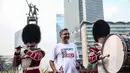 Dubes Inggris untuk Indonesia Moazzam Malik mengikuti longmarch bersama Scotts Guard alias penjaga Buckingham Palace  mengelilingi kawasan Bundaran HI, Jakarta, disela kegiatan Car Free Day (CFD), Minggu (5/6). (Liputan6.com/Faizal Fanani)