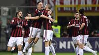 Para pemain AC Milan merayakan gol ke gawang Sampdoria pada laga Serie A di San Siro, Milan, Minggu (18/2/2018). (AFP/Miguel Medina)