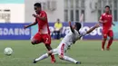 Gelandang Persija Jakarta, Ramdani Lestaluhu, berusaha melewati pemain Bali United pada laga Piala Indonesia 2019 di Stadion Wibawa Mukti, Jawa Barat, Minggu (5/5).(Bola.com/M Iqbal Ichsan)