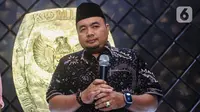 Komisioner Komisi Pemilihan Umum (KPU) Mochammad Afifuddin memberikan keterangan terkait pemilihan pelaksana tugas Ketua KPU di Kantor KPU, Jakarta Pusat, Kamis (4/7/2024). (Liputan6.com/Angga Yuniar)