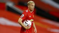 Pemain Manchester United, Donny van de Beek, membawa bola usai mencetak gol ke gawang Crystal Palace pada laga Premier League di Stadion Old Trafford, Sabtu (19/9/2020). Setan Merah takluk dengan skor 1-3.  (Richard Heathcote/Pool via AP)
