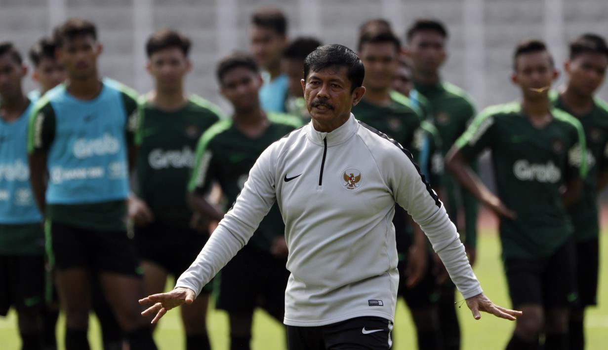 Pelatih Timnas Indonesia U-22, Indra Sjafri, memberikan instruksi saat latihan di Lapangan ABC Senayan, Jakarta, Selasa (8/1). Latihan ini merupakan persiapan jelang Piala AFF U-22. (Bola.com/Vitalis Yogi Trisna)