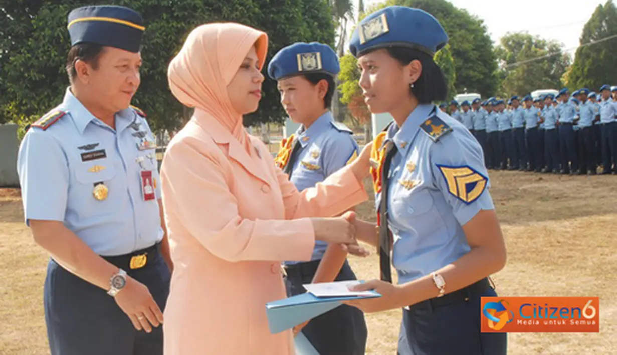 Dua siswi SMK Angkasa 1 Kalijati berprestasi peroleh penghargaan pada, Senin (12/9).