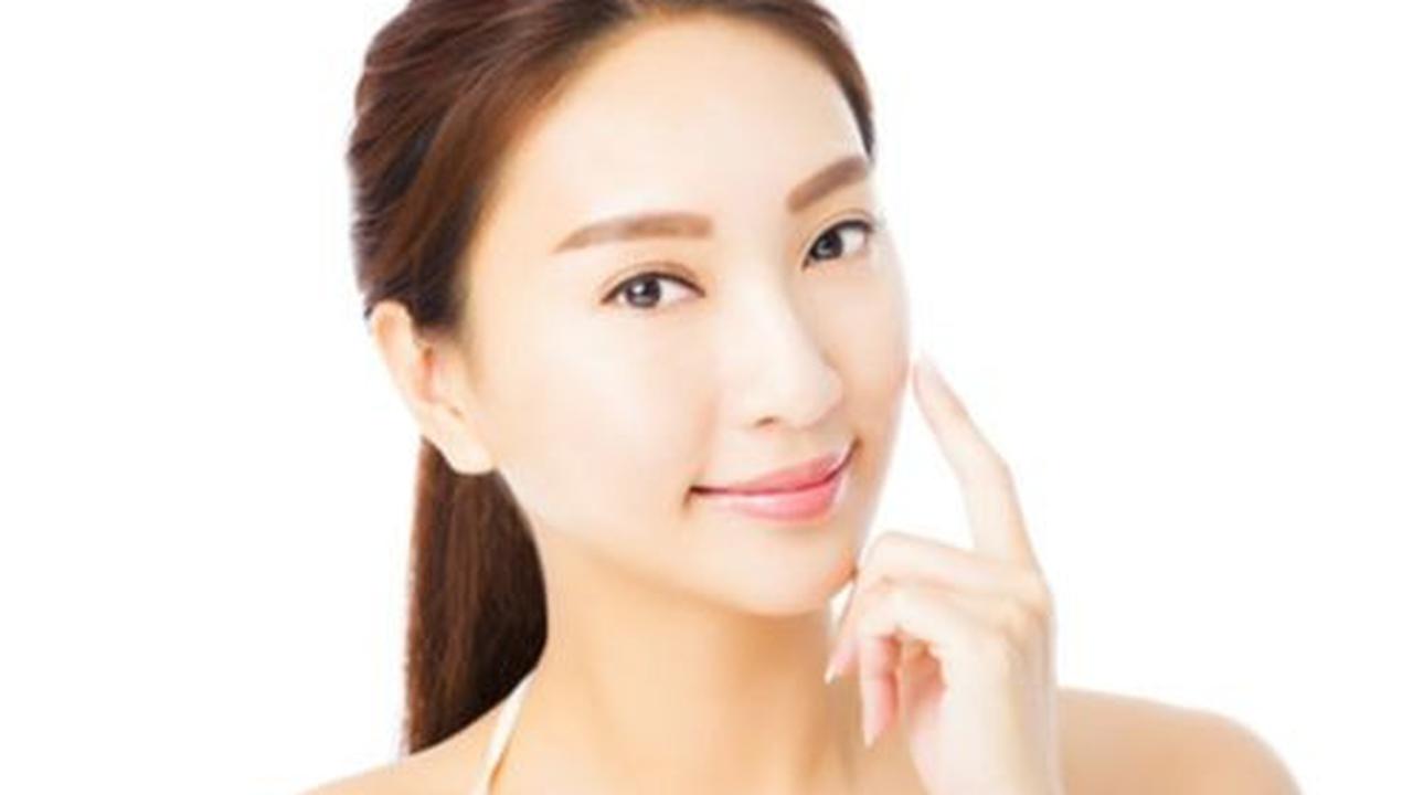 Trik Mudah Atasi Makeup Crack di Garis Senyum, Ternyata Begini Caranya!