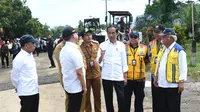Presiden Joko Widodo (Jokowi) meninjau Jalan Inpres Jalur Kerkap-Tanjung Agung Pali, di Kabupaten Bengkulu Utara. (Kredit foto: Biro Pers Sekretariat Presiden)