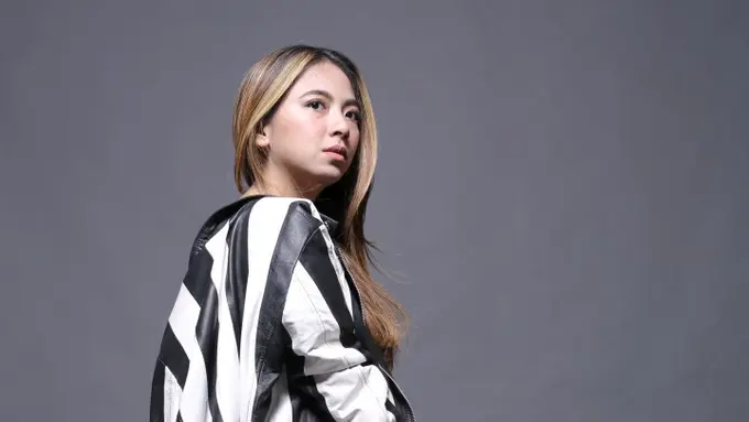 [Bintang] Keseruan Nadia Vega Saat Latihan Vokal