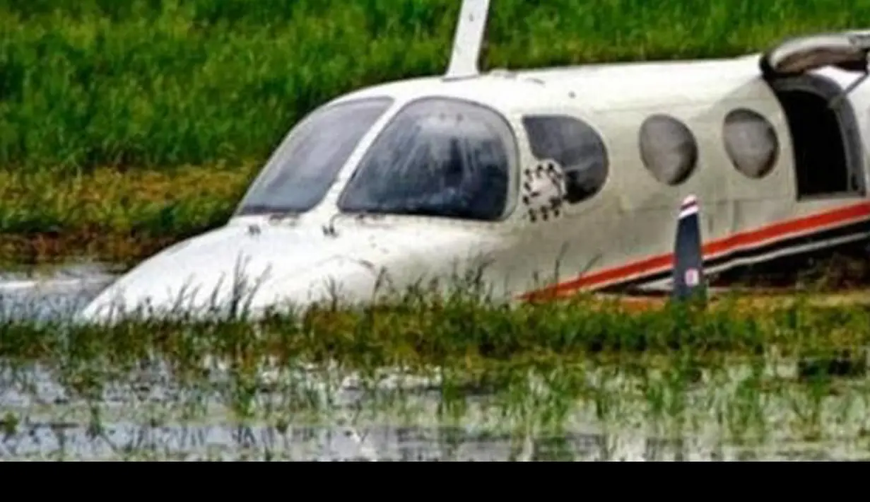 19 Januari - Sebuah pesawat terbang milik PT. Intan Angkasa dengan nomor register WIT yang terbang dari Sentani (Papua) dikabarkan jatuh di pantai Un, Kota Tual, dan menewaskan pilot serta tiga orang kru (Istimewa)