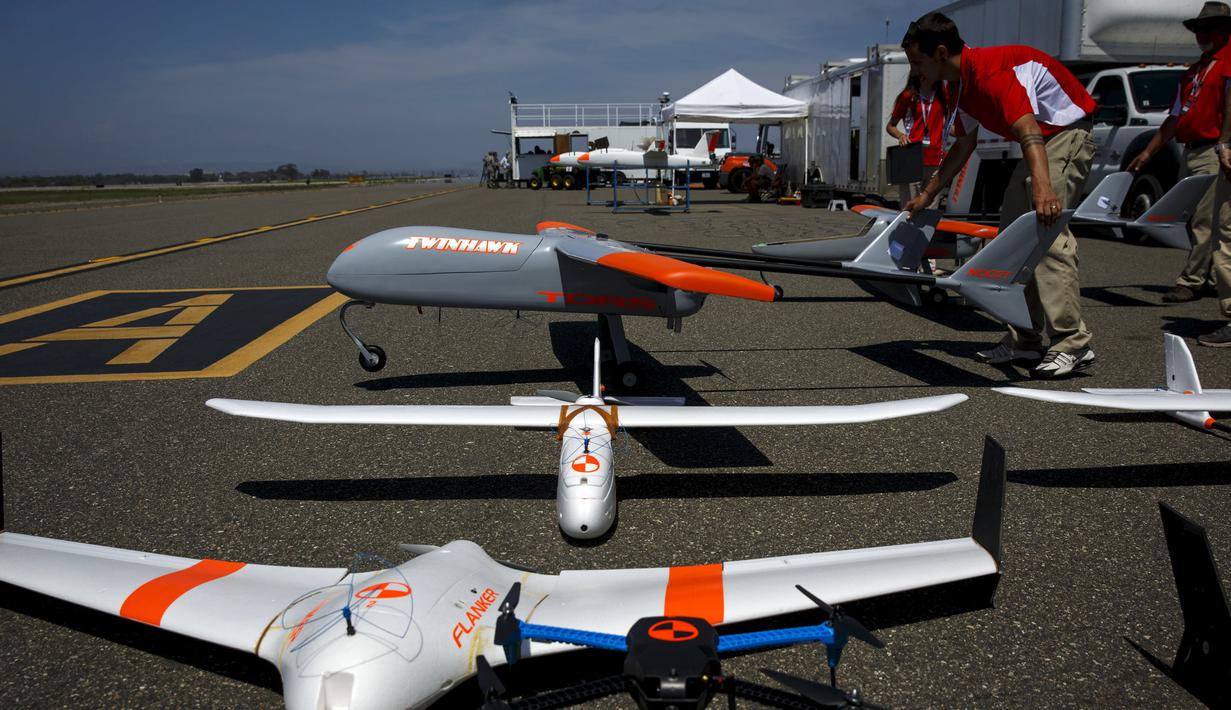 Petugas memperlihatkan sejumlah drone TwinHawk, Scout, Flanker, dan Hawkeye 400 sebelum  uji coba demonstrasi 'Black Dart' di Naval Base Ventura County Sea Range, California, Jumat (31/7/2015). (REUTERS/Patrick T. Fallon)