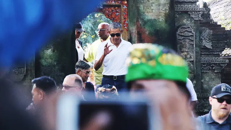 Gaya Obama saat Kunjungi Pura Tirta Empul