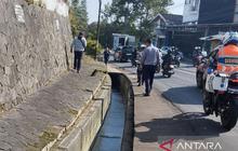 Polres Cianjur Pasang Water Barrier di Jalan Pasekon-Cipanas, Antisipasi Kecelakaan
