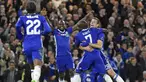 Para pemain Chelsea merayakan gol yang dicetak N'Golo Kante ke gawang Manchester United pada laga perempat final Piala FA di Stadion Stamford Bridge, Inggris, Senin (13/3/2017). Chelsea menang 1-0 atas Manchester United. (EPA/Gerry Penny)