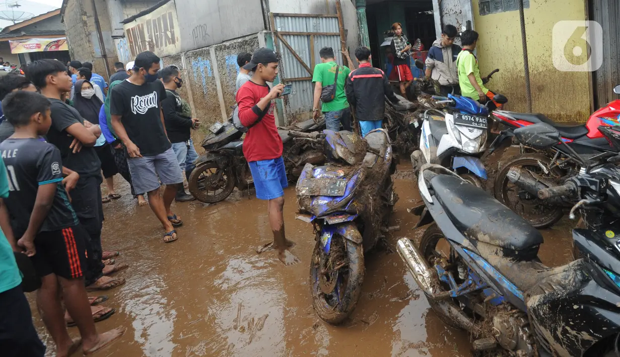 Warga memindahkan kendaraan usai banjir bandang melanda Kampung Cibuntu, Desa Pasawahan, Kecamatan Cicurug, Sukabumi, Jawa Barat, Selasa (22/9/2020). Data sementara puluhan bangunan rusak berat, 12 rumah hanyut, dan dua korban hilang masih dicari. (merdeka.com/Arie Basuki)